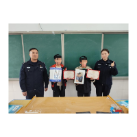 凤凰县廖家桥派出所：为拾金不昧的同学点赞   民警奖励特别“礼物”
