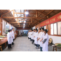 省派科技特派员来凤凰县开展春茶加工技术指导