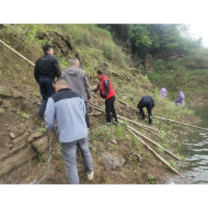 凤凰县廖家桥镇开展河道清理整治  守护水清岸绿美景