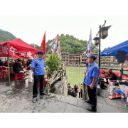 凤凰县城管执法局全力保障市容环境   护航龙舟争相竞游