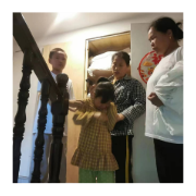 暖心，凤凰县城管执法人员护送迷路小女孩顺利回家