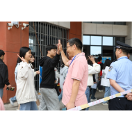 高考首日：凤凰县2296名考生从容赴考