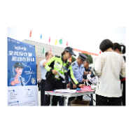 凤凰公安：民警考场外“摆摊”开展反诈宣传