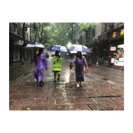 防汛抢险“一块砖”  哪里需要哪里搬丨沱江镇三王阁社区扎实开展防汛工作，保障居民安全