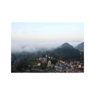 雾绕山村