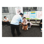 凤凰县沱江镇渭阳社区开展“利剑护蕾”保护未成年宣传护校活动