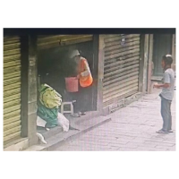 凤凰县城管执法局：环卫工人及时灭火    防范于未“燃”