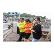 凤凰县城管执法局：救助摔伤路人    彰显责任担当