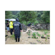 凤凰县水打田乡干群合力筑牢汛期安全堤坝