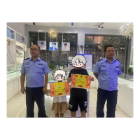 仪式感拉满！凤凰公安为拾金不昧的小朋友颁发奖状
