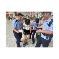 旅客乘车突发癫痫    凤凰古城站工作人员跪地紧急救助