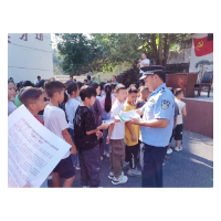 护航开学季   凤凰公安开展“开学第一课”普法宣传活动
