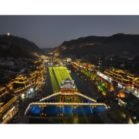 凤舞华灯映新岁，古城流韵耀星河—凤凰古城举办2025年元旦节夜景启灯仪式