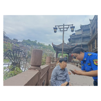 凤凰县城管执法局帮助游客寻回走失老人