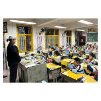 凤凰公安:交警进校颁奖宣传 交规安全牢记心间