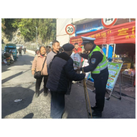 守护，从路边的叮嘱开始——凤凰县吉信镇联动高速交警   为村民系紧“隐形安全带”