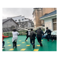 安全不挑天气,守护不分晴雨——凤凰县幼儿园开展雨中反恐防暴实战演练