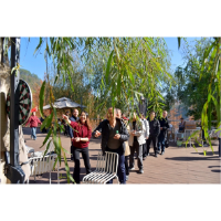 凤凰职中开展“秋韵同行·共筑师情”秋游活动