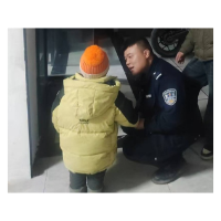 凤凰公安:幼童迷路 禾库警民携手助其回家