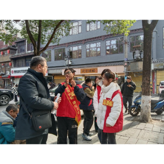 凤凰古城：“志愿红”点亮春节假期   温暖游客旅途