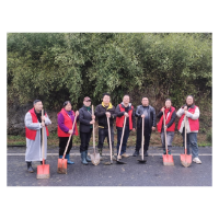 凤凰县沱江镇古城社区：植树添春意   大地焕新颜