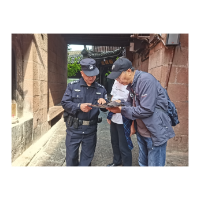 凤凰公安：巡特警秒变 “活地图”   解游客之急