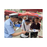 凤凰公安交警巧借乡村“赶集日” 开展零距离交通安全宣传