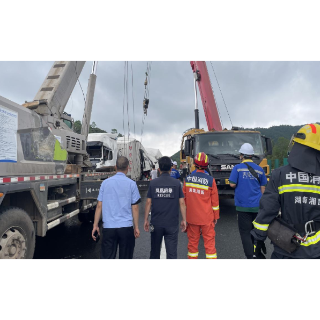 凤凰县多部门联动高效处置高速货车侧翻事故 ——应急、消防、高速交警、燃气办协同化解危化品泄漏风险