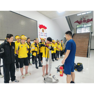 凤凰县消防救援站开放日迎来外卖骑手学消防