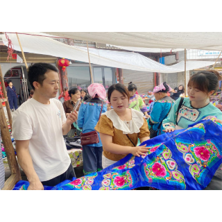 凤凰县山江镇：数千人围观，“绣江山”非遗集市直播热