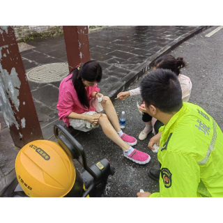 凤凰县城管执法局：救助摔伤群众，彰显为民初心