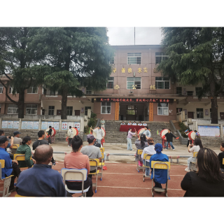 凤凰县第一民族中学家长会：以灯塔之光照亮家校协同育人新路径