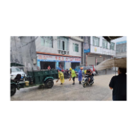 凤凰公路建设养护中心紧急处置道路油污   及时消除安全隐患
