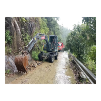 凤凰县公路建设养护中心紧急行动  快速抢通塌方道路