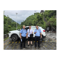 凤凰公安：游客暴雨天被困南长城   派出所民辅警紧急救援