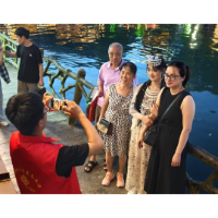 凤凰县虹桥社区：青年志愿者以青春之力   为古城旺季添彩