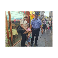 凤凰公安：女童景区走散   民警助其找回母亲