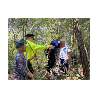 凤凰公安：腊尔山八旬老人深山走失   警民合力成功救援