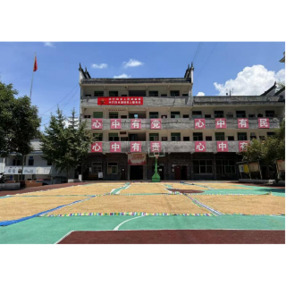  凤凰县水打田乡: 为民腾地 办公大院变为金色“晒谷场”