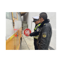 凤凰交警联合多部门开展校车安全检查