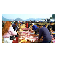 凤凰县鸭堡洞举行杀猪宴   近万名游客共品乡情年味