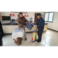 寒潮将至暖先行—— 腊尔山镇为困难群众发放御寒物资