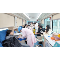寒冬热血！凤凰卫健人带头为生命“输血”