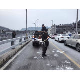 凤凰县城管执法局:闻讯而动护畅通 撒盐除冰暖民心