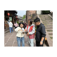 凤凰县沱江镇古城社区：“五一”志愿不打烊   暖心服务助文旅