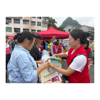 凤凰县木江坪镇：集市摆起“宣传摊”    小奖品送出“大安全”