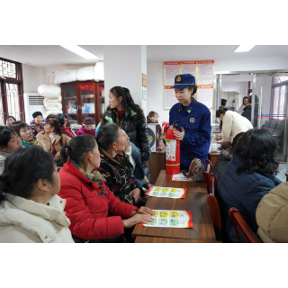 凤凰消防借助社区“三八”妇女节活动开展消防安全培训
