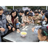 凤凰县人社局开展“喜迎新春打糍粑”活动