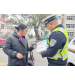 冬日集市送安全 交通普法接地气