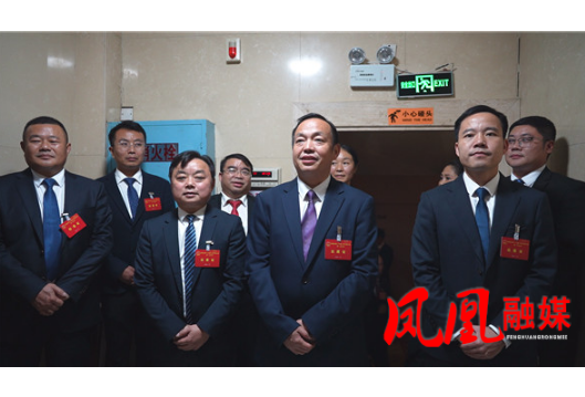 樊忠清看望出席凤凰县第十九届人民代表大会第一次会议人大代表